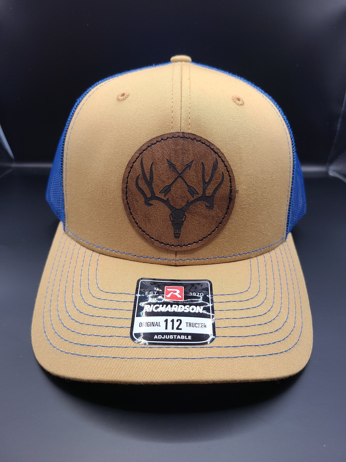 TRUCKER HAT WITH ELK SKULL & ARROWS (BISCUIT/TRUE BLUE