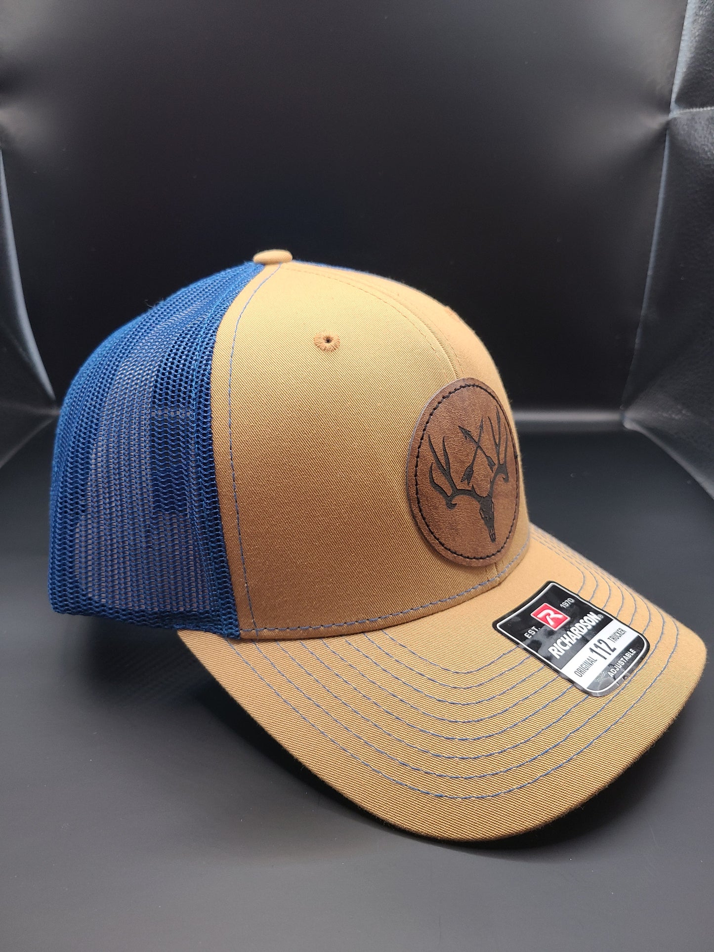 TRUCKER HAT WITH ELK SKULL & ARROWS (BISCUIT/TRUE BLUE